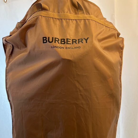 Authentic Burberry Puffer jacket Size: M
Gently used minimal signs of wear - Picture 6 of 8